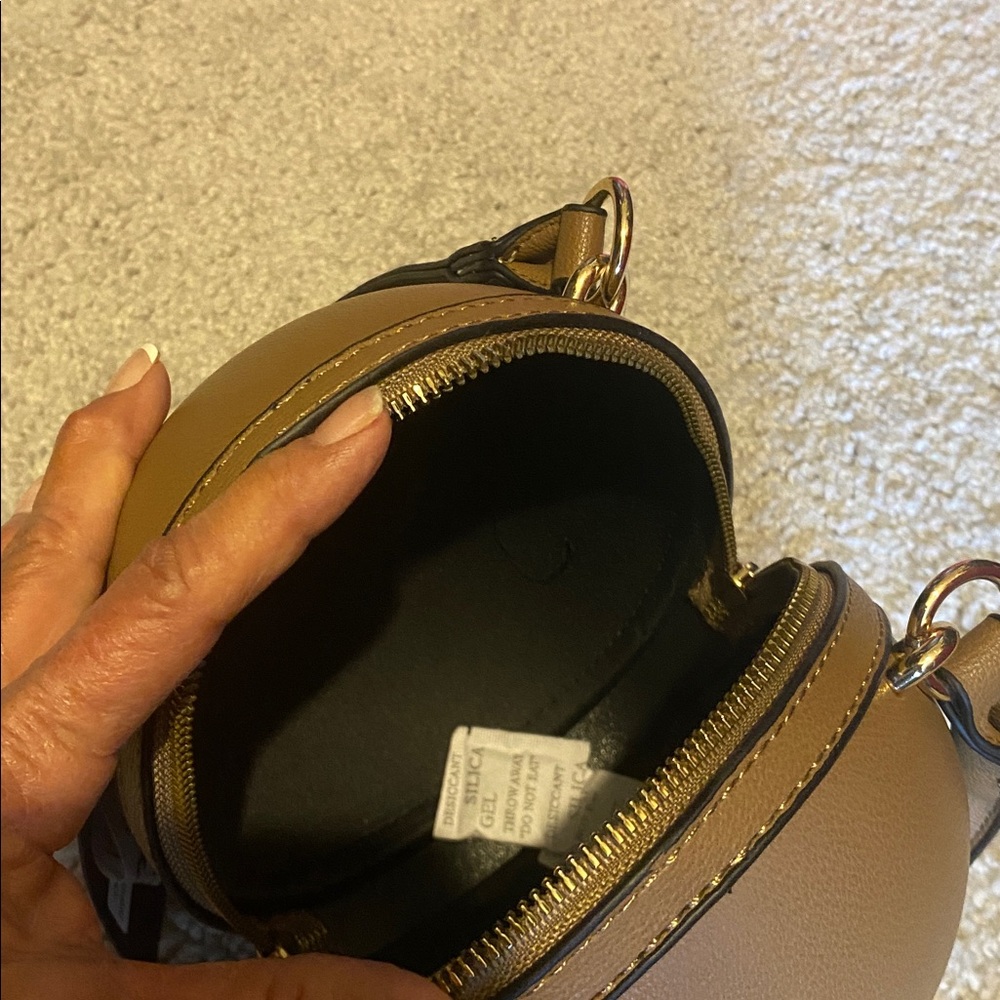 Deluxity LA Round Tan Handbag with Gold Chain NWT - Picture 4 of 5